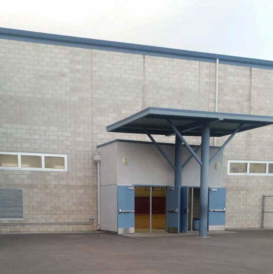 The incident scene shows the entrance to a large concrete block building.