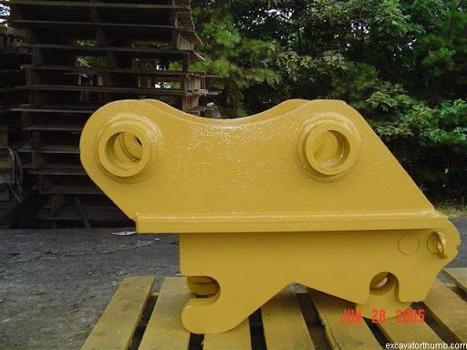 quick coupler used to attach bucket to heavy macinery
