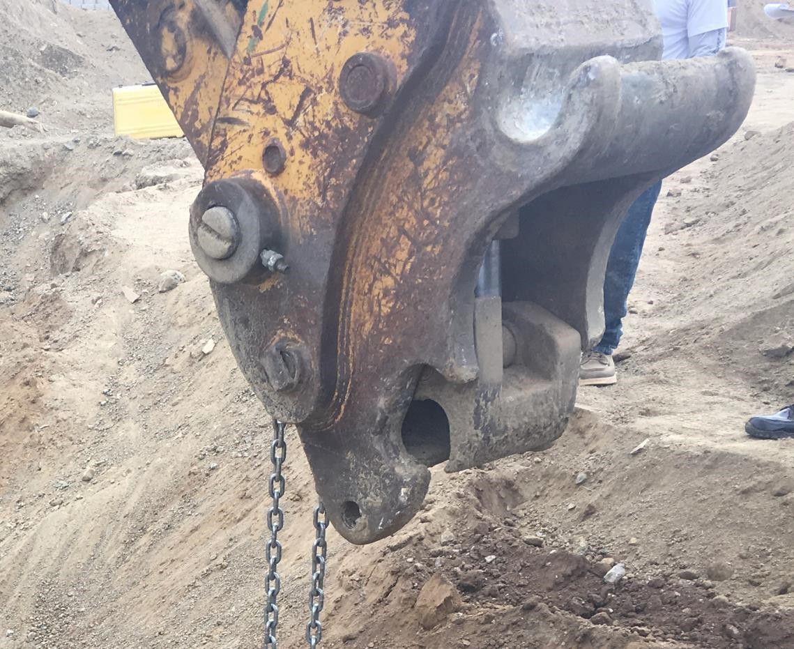 close-up of a quick coupler attached to the head of a boom