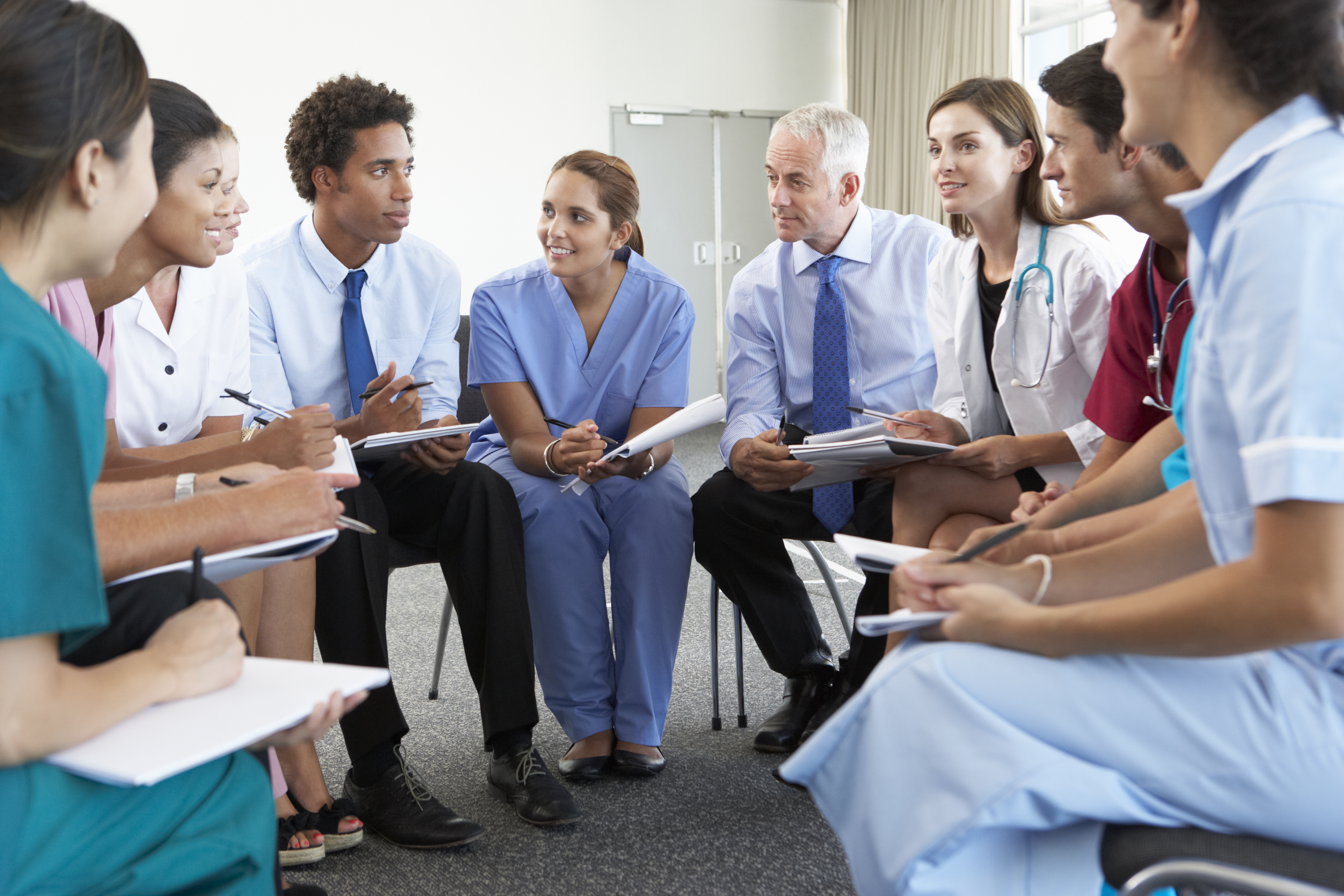 GettyImages-155416027_MedStaffSittingInCircleDiscussingCase