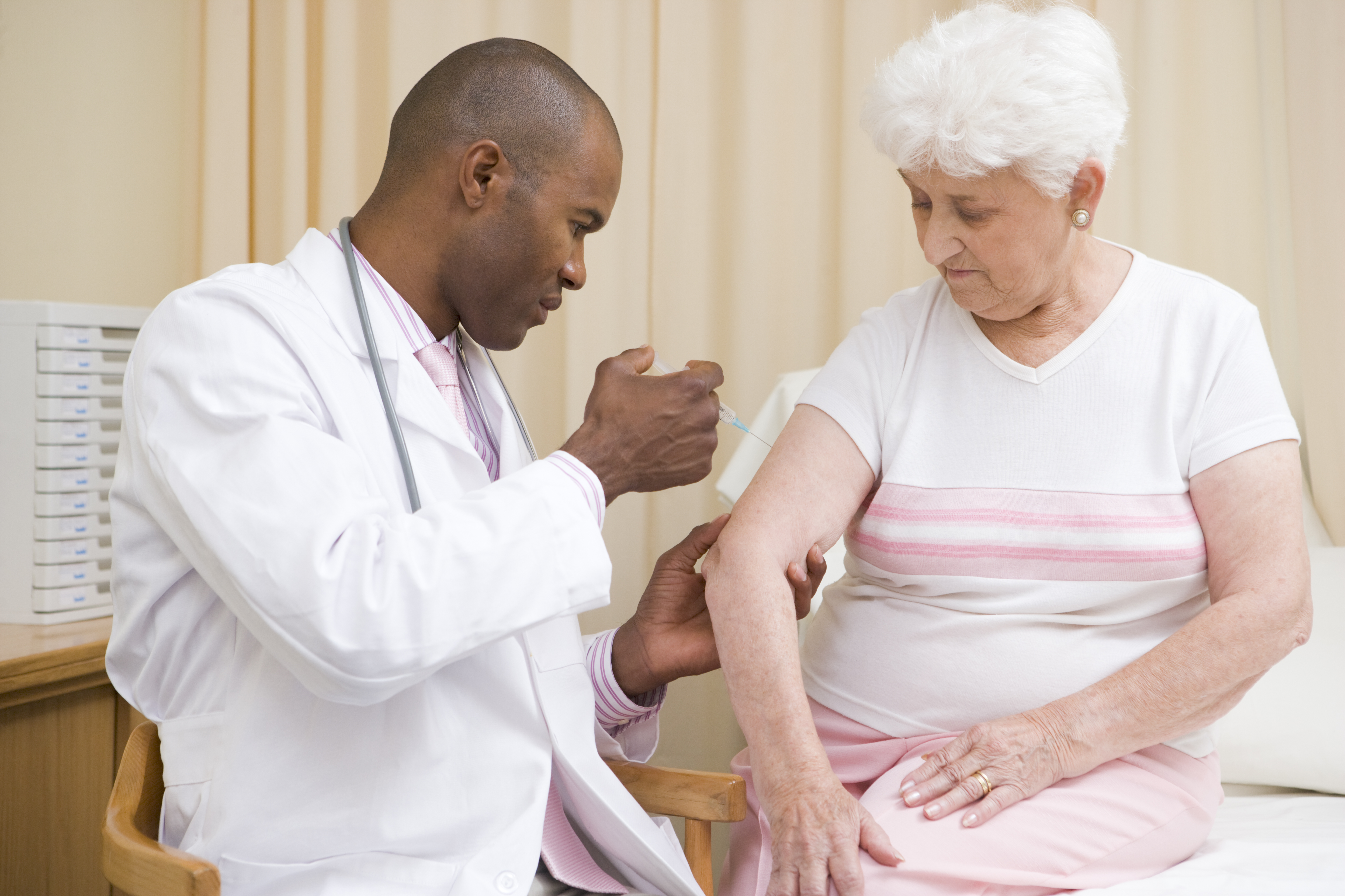 GettyImages-162389396NurseGivingInjectionToMalePt