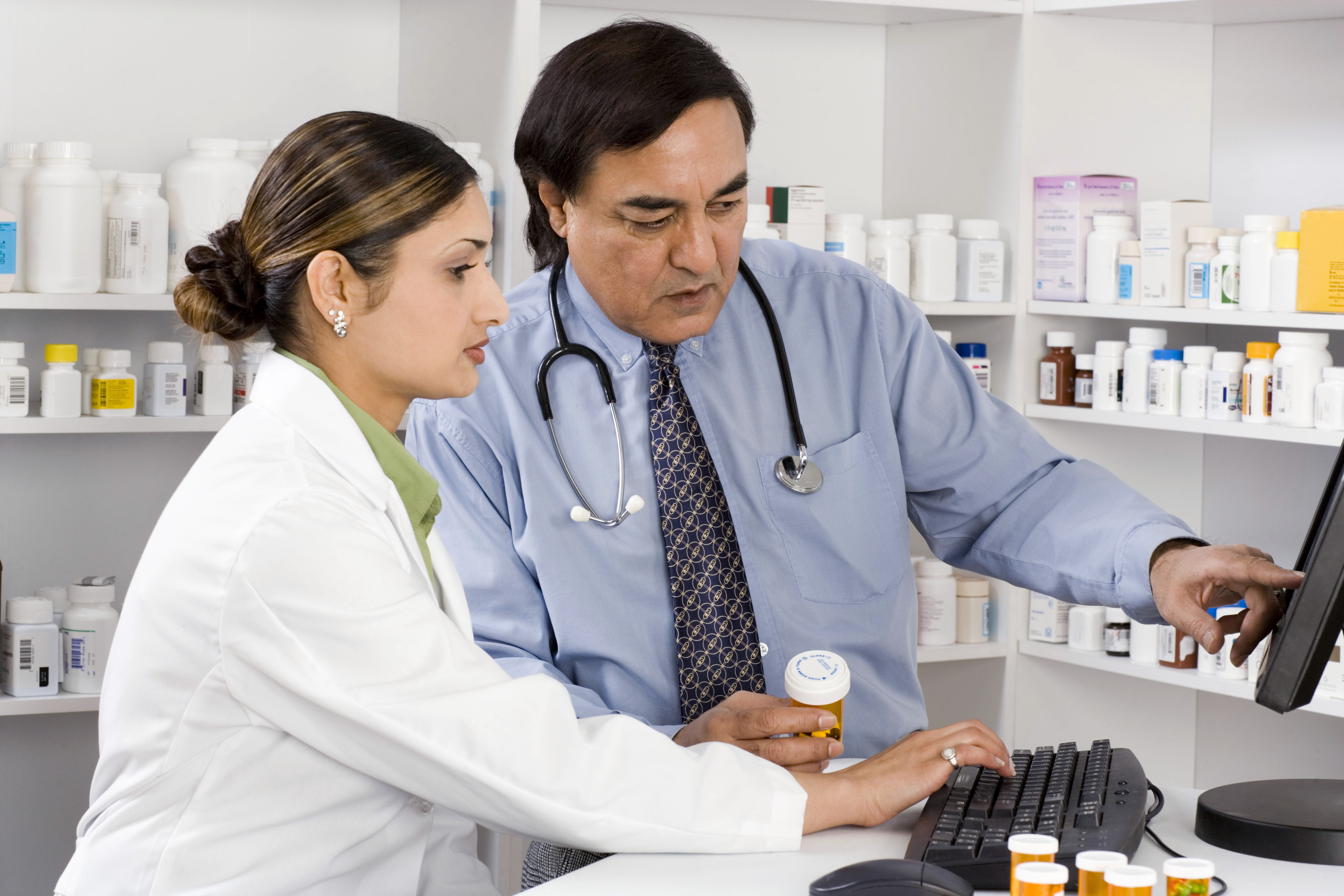 GettyImages-86530735_PharmAndDrLookingAtComputer