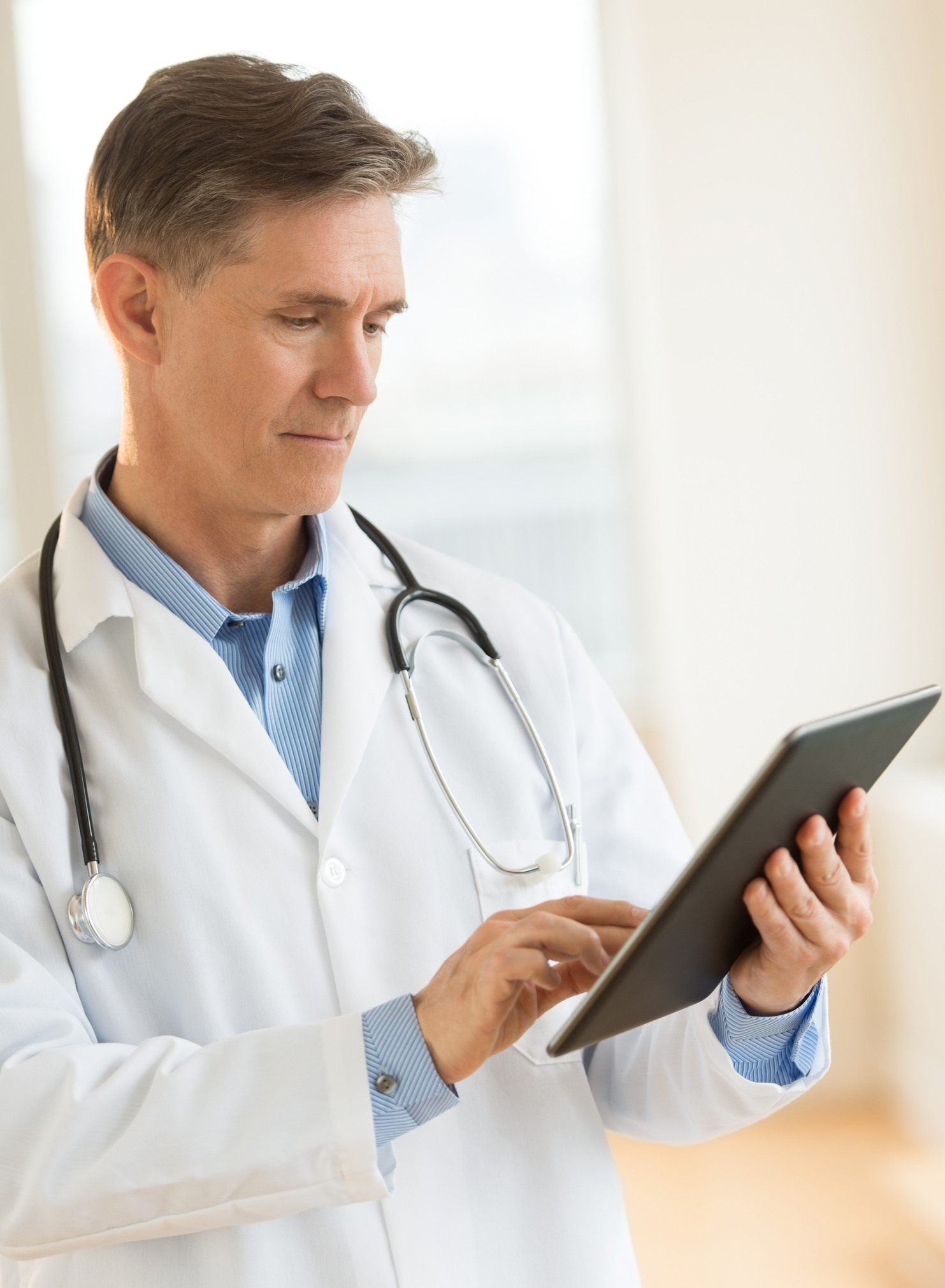 GettyImages451078367MaleDrHoldingDigTablet.jpg