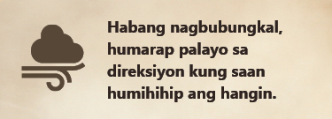 Habang nagbubungkal, humarap palayo sa direksiyon kung saan humihihip ang hangin